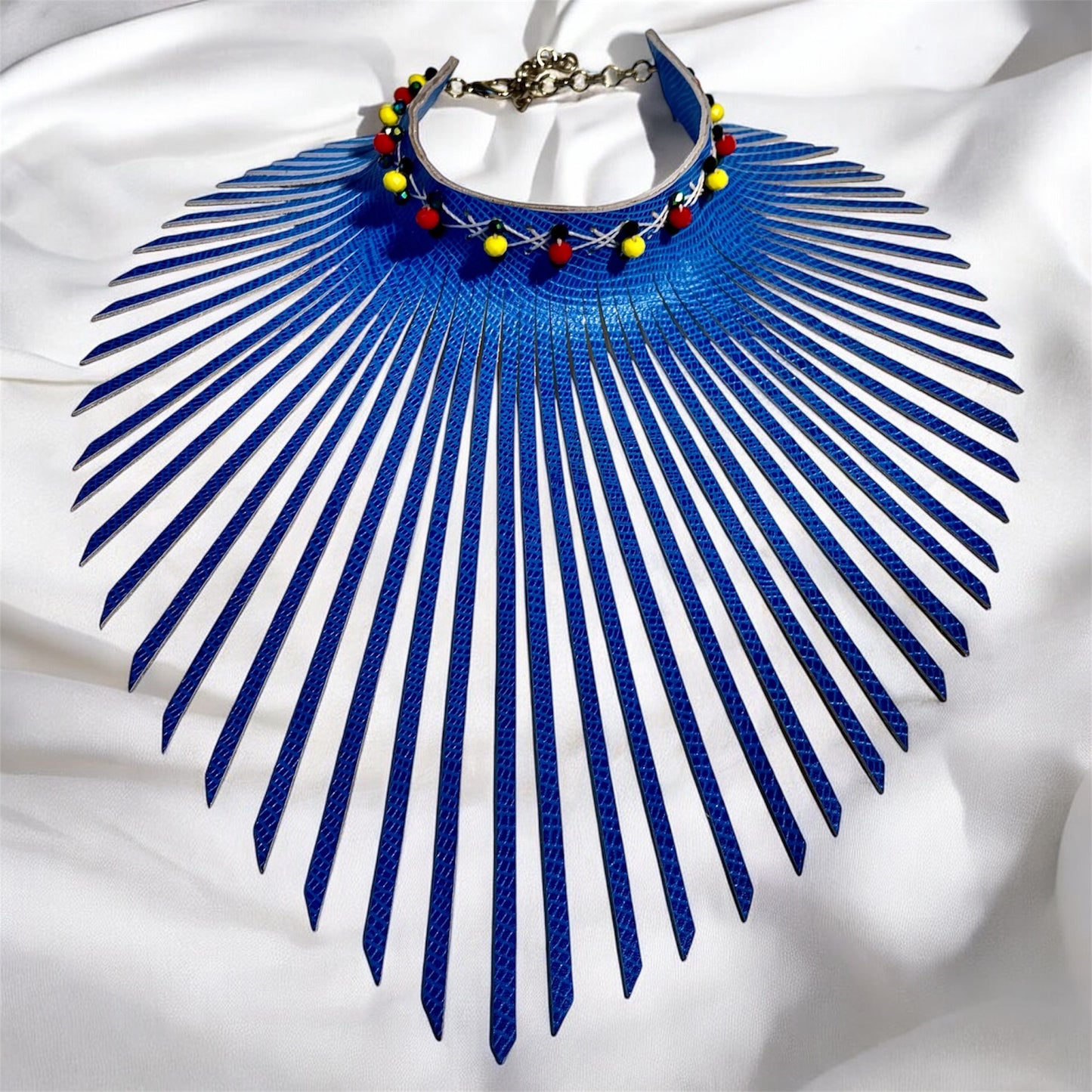 Gargantilla de cuero con flecos en relieve y estampado azul de dos tonos adornada con cuentas de cristal de cuarzo amarillo, rojo y negro