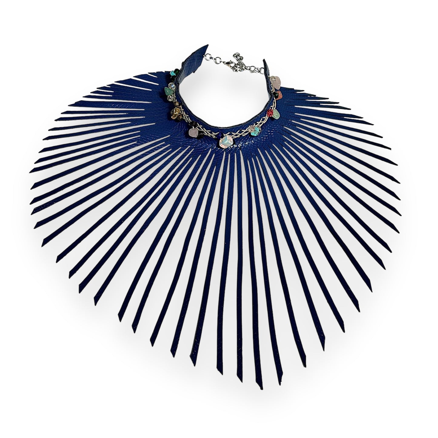 Gargantilla de cuero con flecos en relieve y estampado azul adornada con una selección de piedras preciosas y cuentas de cristal de cuarzo