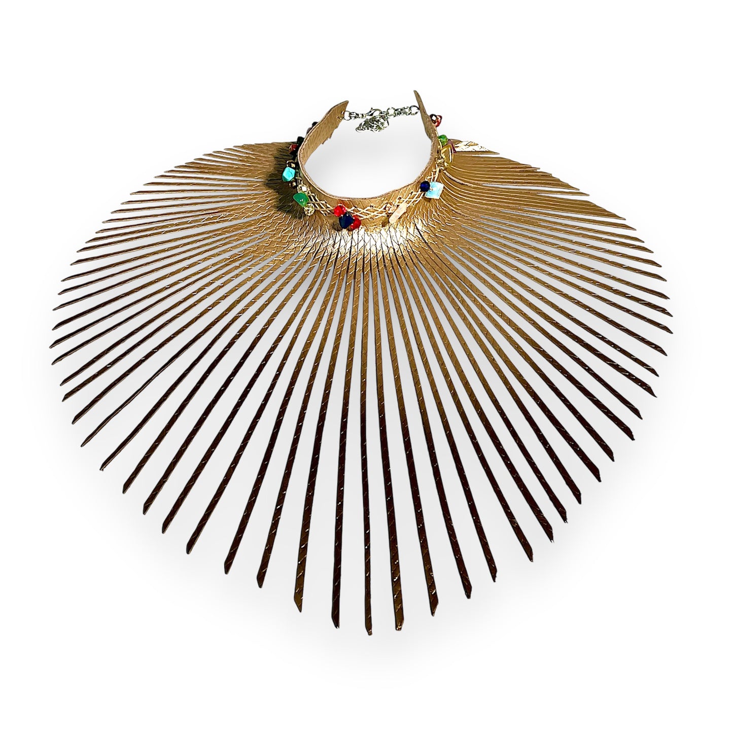 Gargantilla de cuero con flecos en relieve dorado adornada con múltiples piedras preciosas y cuentas de cristal de cuarzo