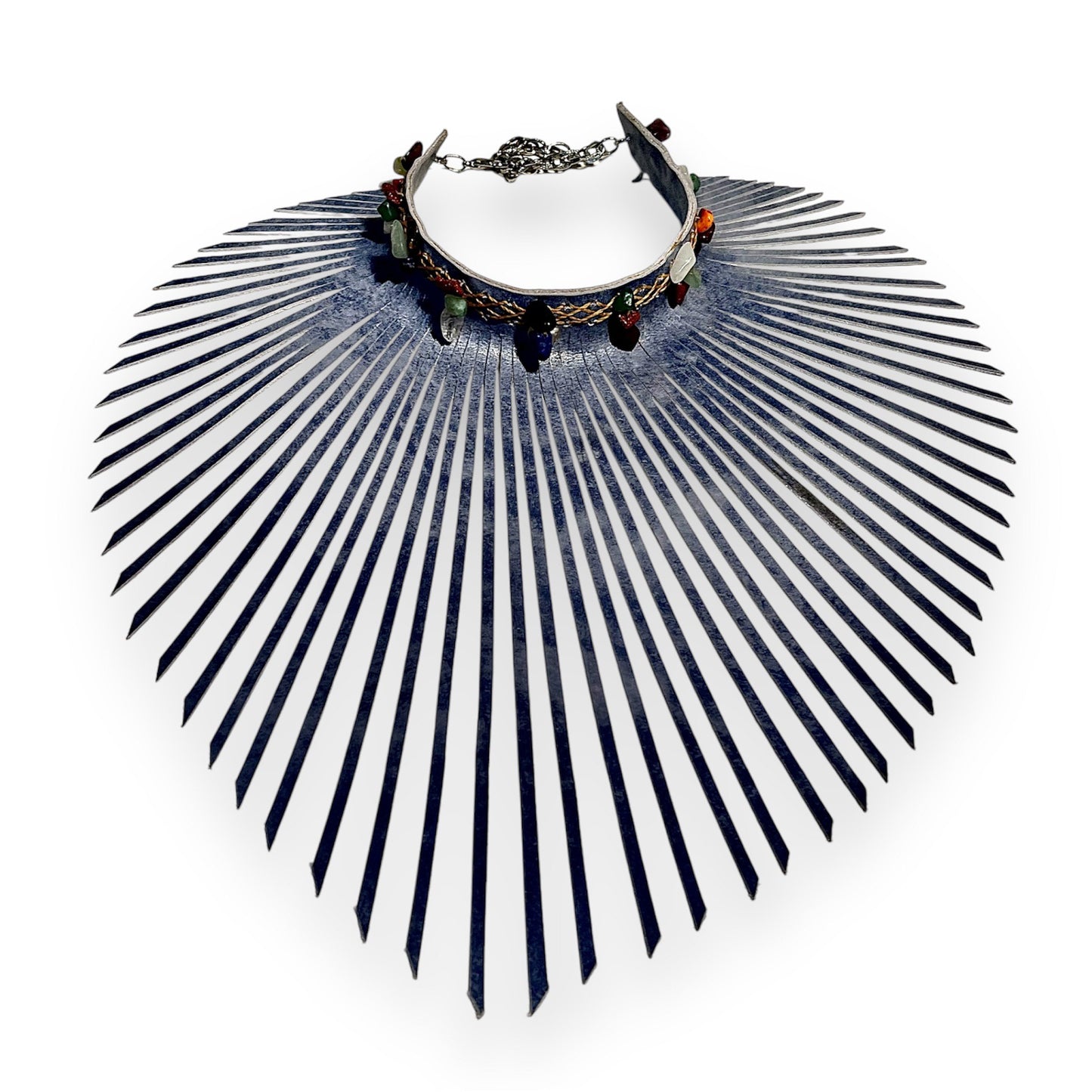 Gargantilla de cuero con flecos en relieve y estampado azul claro adornada con una selección de piedras preciosas y cuentas de cristal de cuarzo