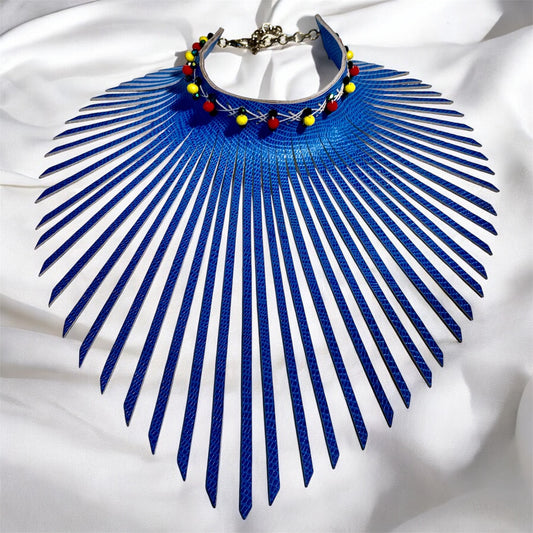 Gargantilla de cuero con flecos en relieve y estampado azul de dos tonos adornada con cuentas de cristal de cuarzo amarillo, rojo y negro