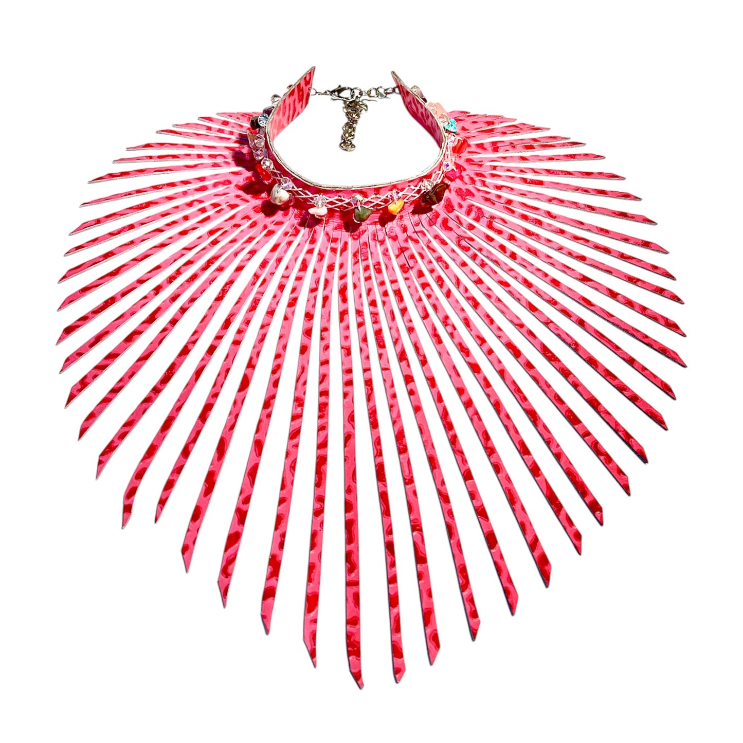 Gargantilla de cuero con flecos y diseño rosa adornada con una selección de piedras preciosas en bruto
