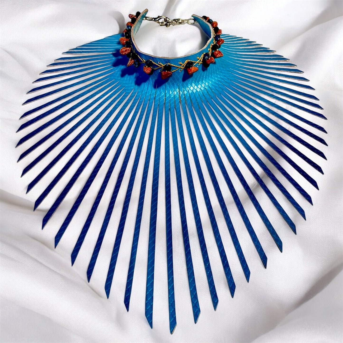 Gargantillas con flecos de cuero en relieve de color azul claro adornadas con piedras preciosas de arena dorada y cuentas de cristal de cuarzo