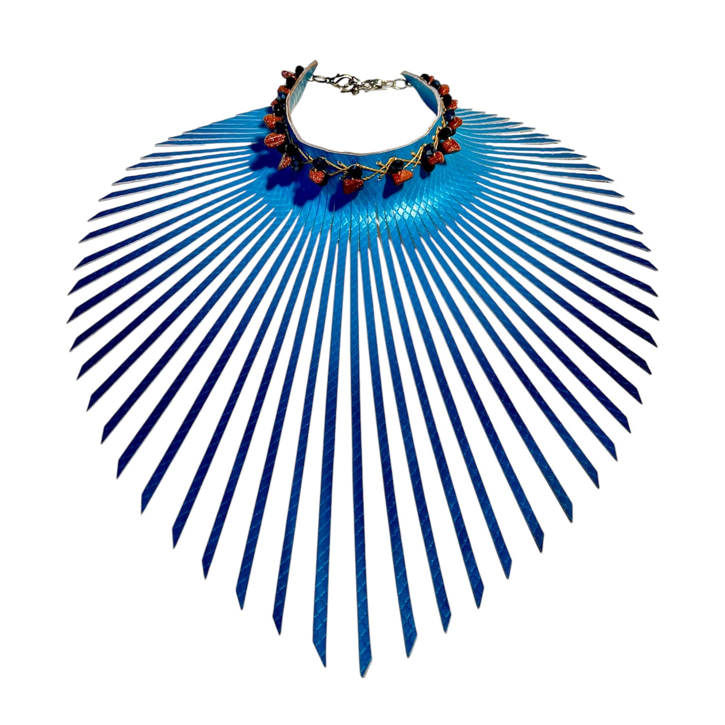 Gargantillas con flecos de cuero en relieve de color azul claro adornadas con piedras preciosas de arena dorada y cuentas de cristal de cuarzo