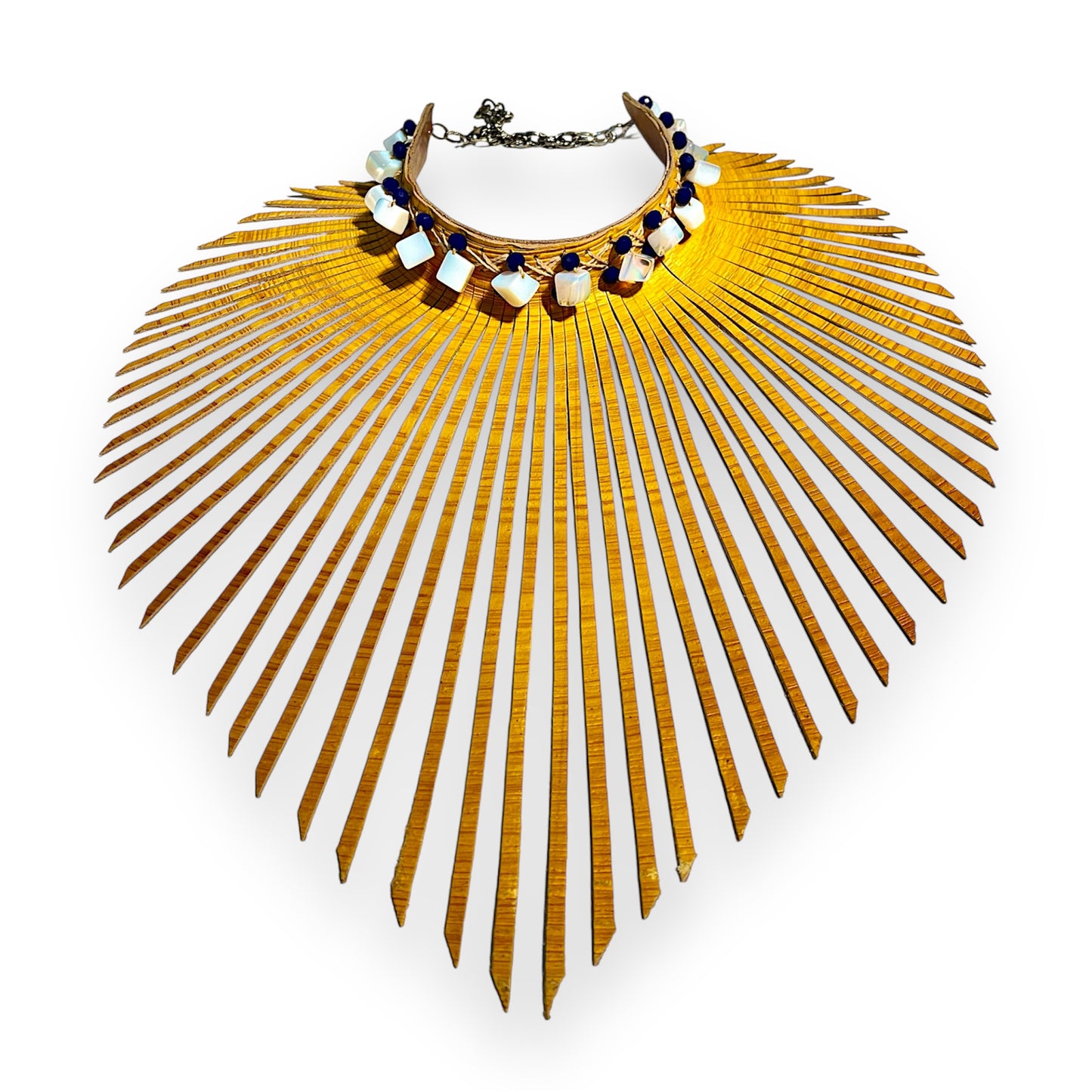 Gargantilla de cuero con flecos en relieve amarillo adornada con piedras preciosas de Opel y cuentas de cristal azul.