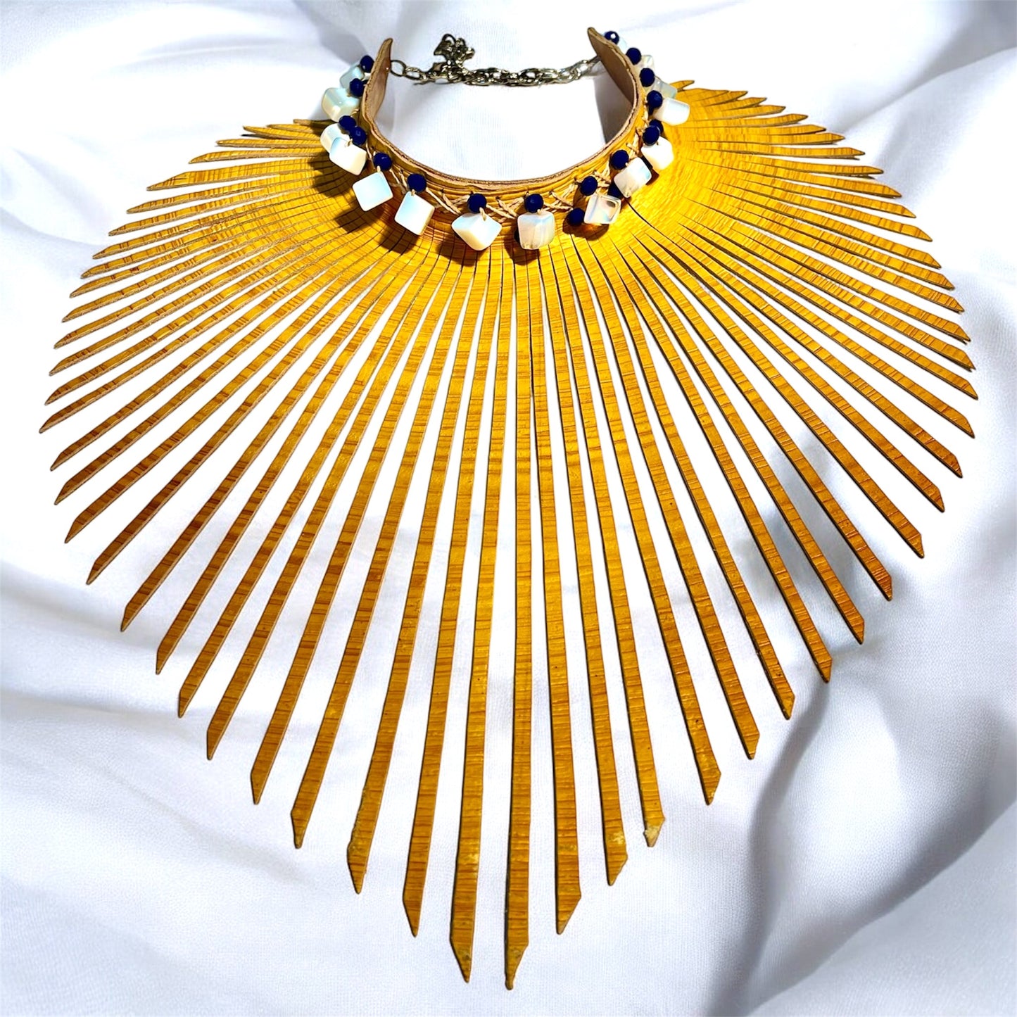 Gargantilla de cuero con flecos en relieve amarillo adornada con piedras preciosas de Opel y cuentas de cristal azul.
