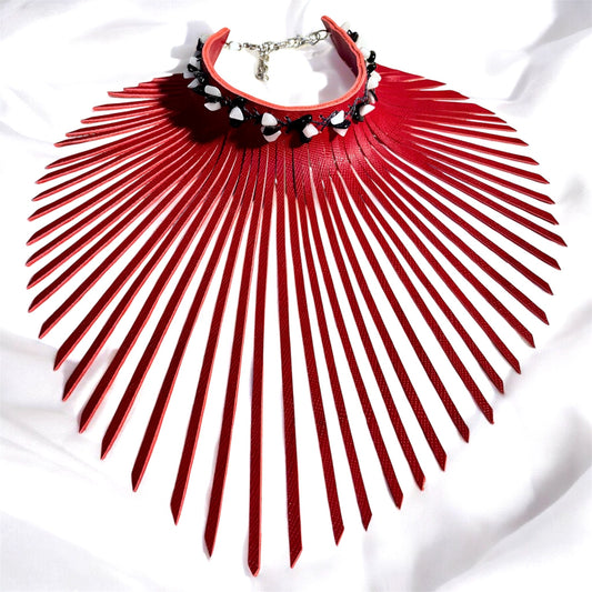 Gargantilla con flecos de cuero rojo adornada con cuentas de cristal de cuarzo transparente.