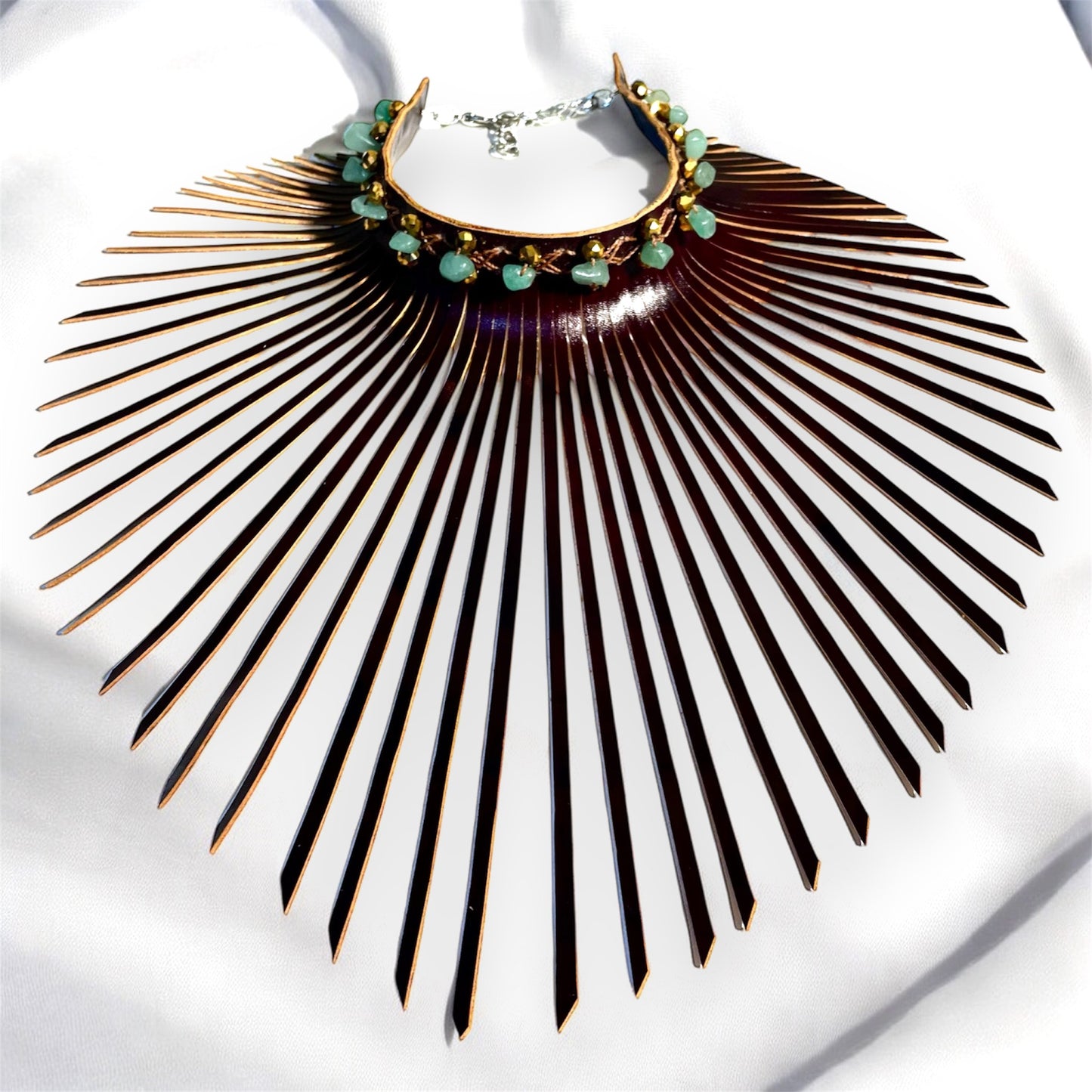 Gargantilla de cuero con flecos de color marrón oscuro brillante adornada con piedras de jade y cuentas de cristal de cuarzo de color esmeralda