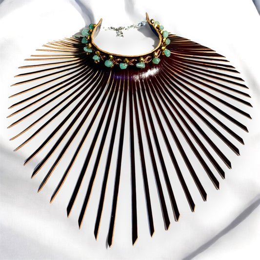 Gargantilla de cuero con flecos de color marrón oscuro brillante adornada con piedras de jade y cuentas de cristal de cuarzo de color esmeralda
